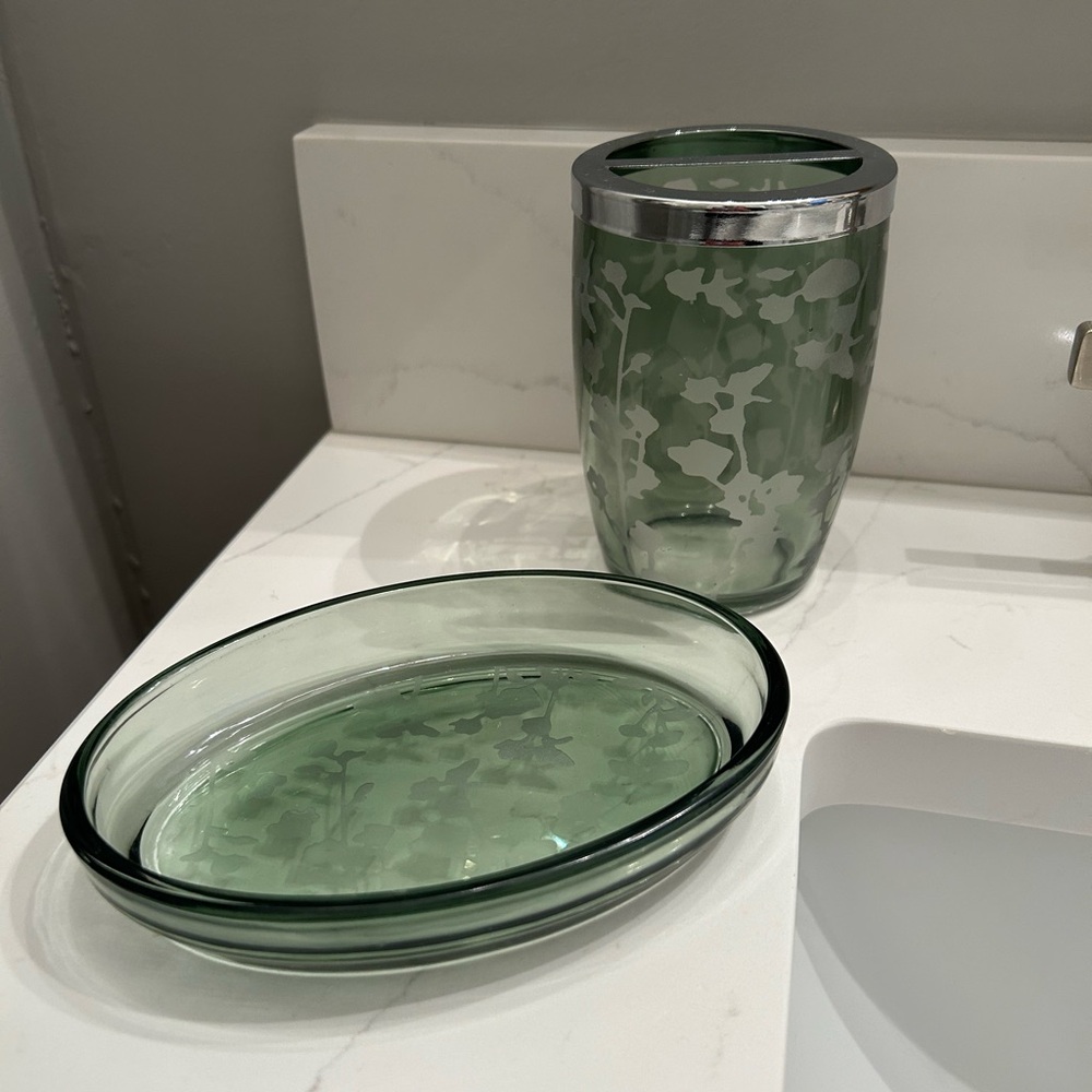 Avanti  Glass Soap Dish & Tootbrush Holder